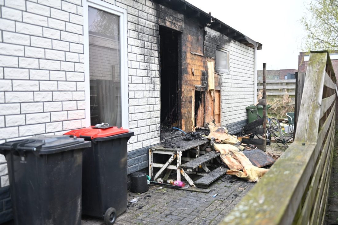 Woonwagen zwaar beschadigd bij brand in Sneek; buurman voorkomt overslag