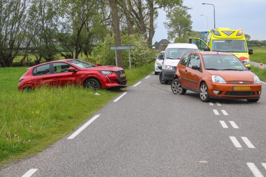 Veel schade bij botsing op t-splitsing Witmarsum