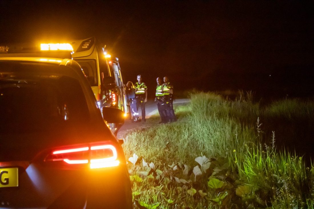 Auto raakt te water bij Oosthem: twee inzittenden naar ziekenhuis