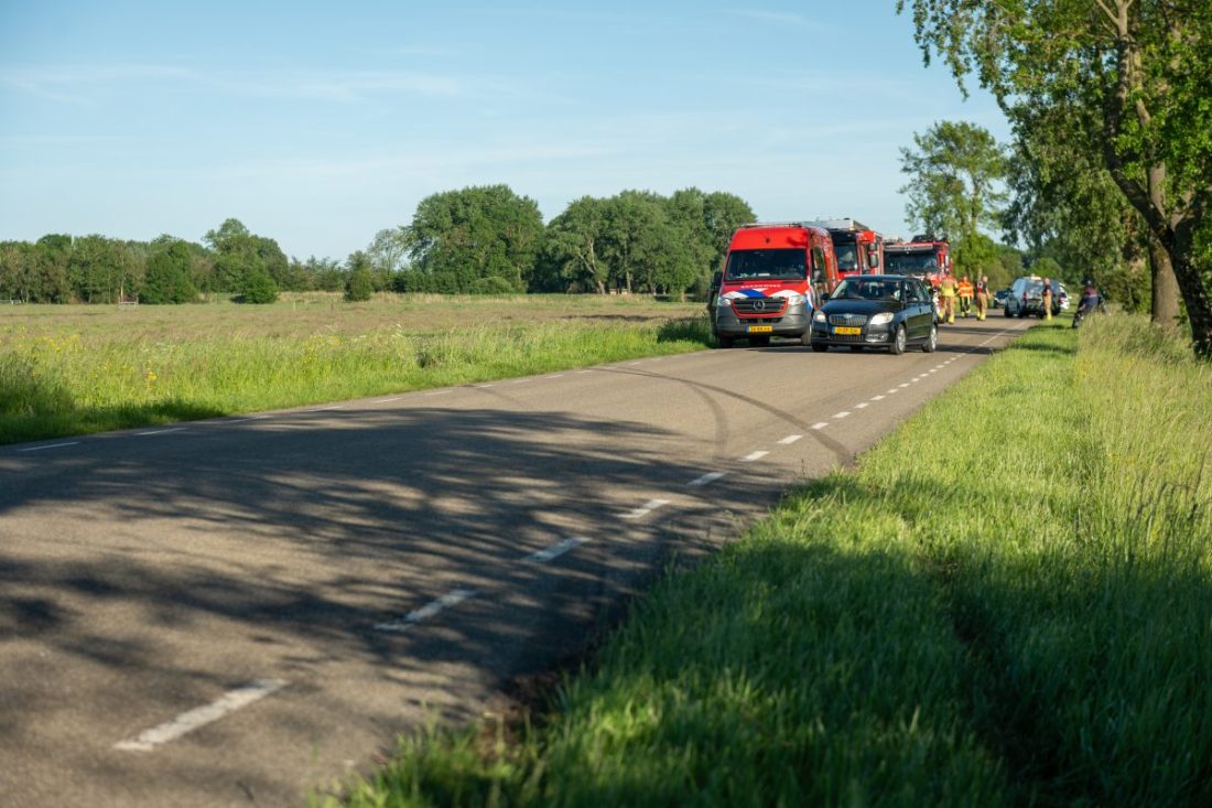 Automobilist onder invloed rijdt sloot in bij Offingawier