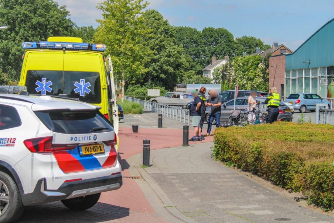 Fietser gewond na botsing met auto bij supermarkt in Sneek