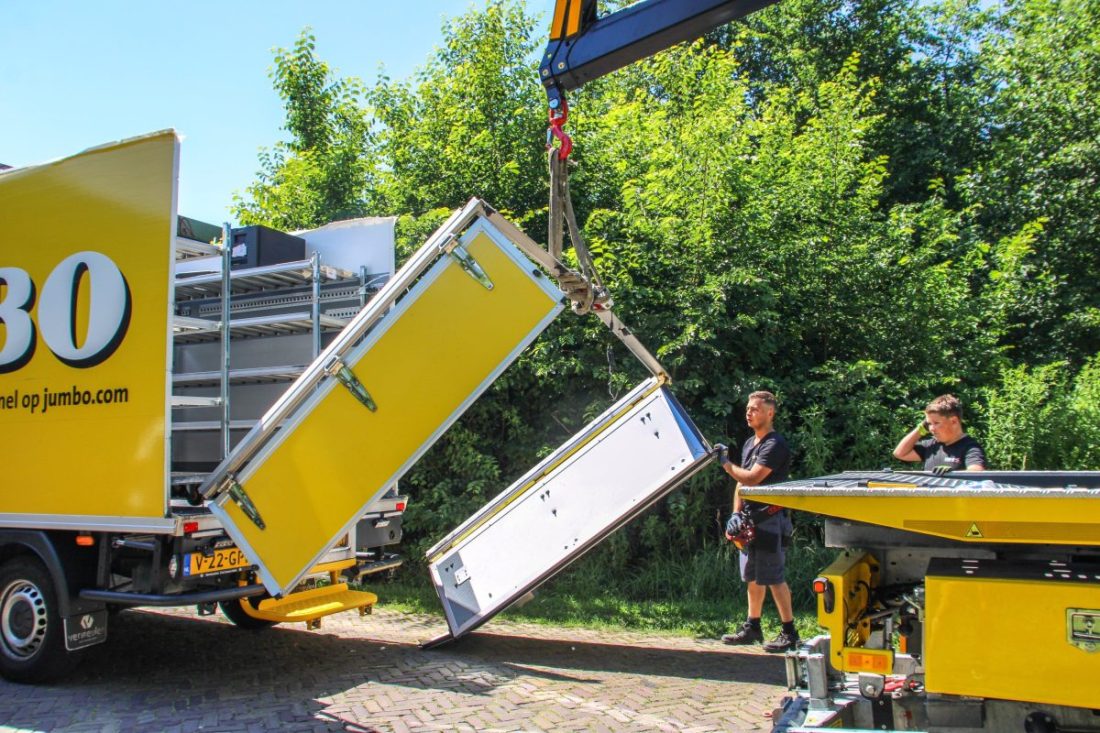 Jumbo bezorgauto botst tegen te laag viaduct in Bolsward