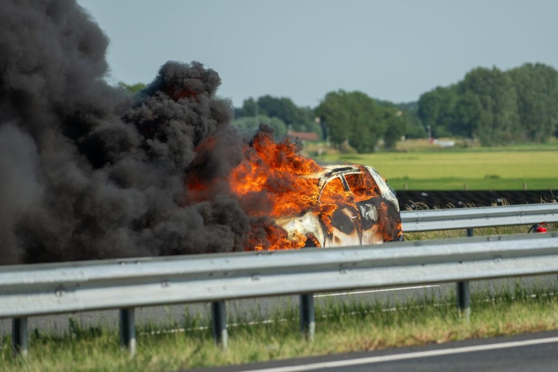 Auto volledig uitgebrand op A7 bij Oppenhuizen
