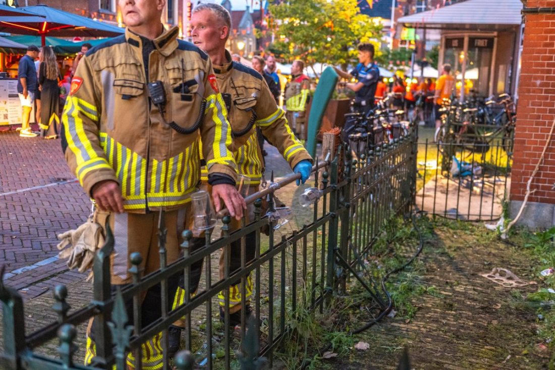Man raakt gespiest op hekwerk tijdens opruimwerkzaamheden in Sneek