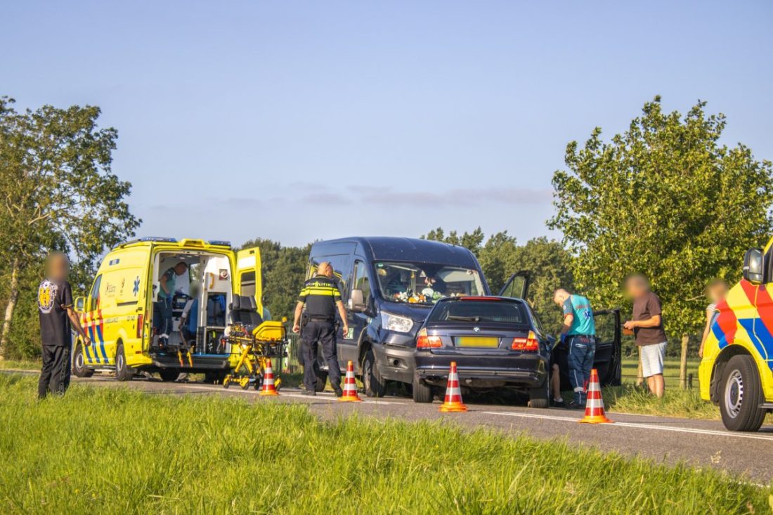 Twee personen met spoed naar ziekenhuis na frontale botsing bij Witmarsum