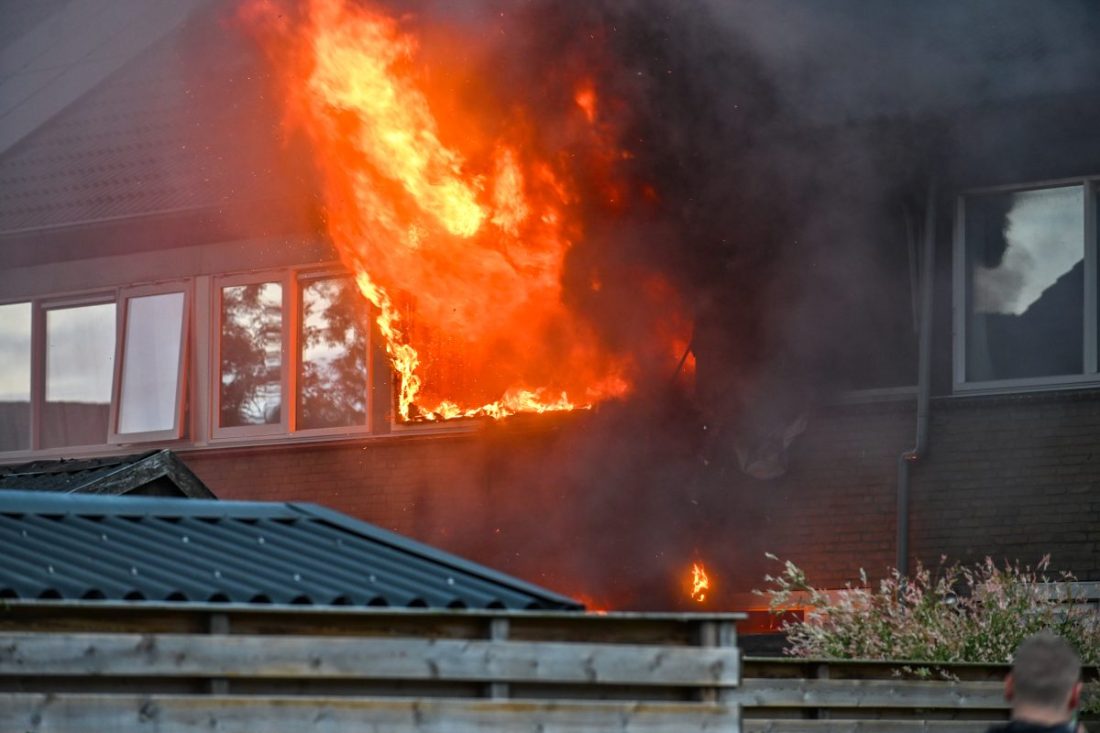 Felle uitslaande brand verwoest woning in Sneek