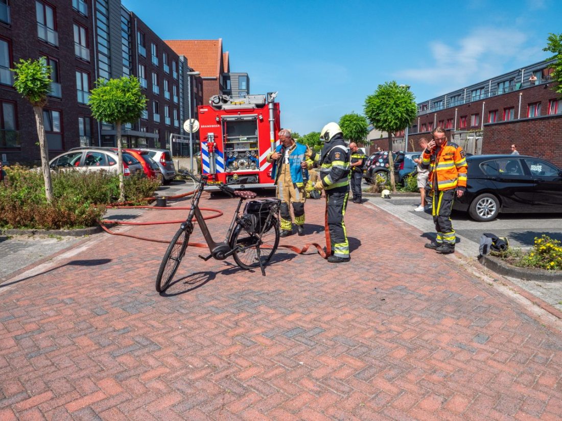 Brandende elektrische fiets in kelderbox appartementencomplex in Sneek