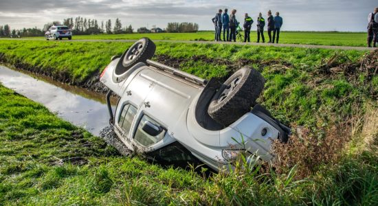 Auto belandt op de kop in de sloot bij Oudega