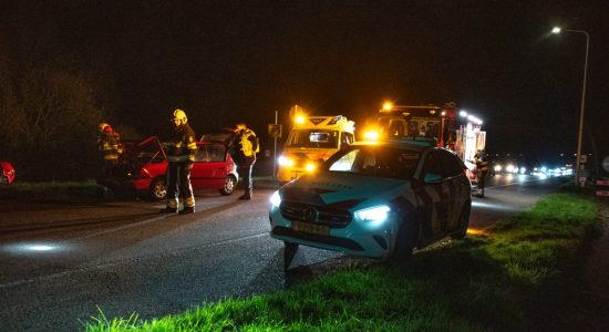 Flinke schade en 2 gewonden bij kop-staart botsing