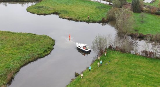 Brandweer redt onderkoelde man van stuurloze boot