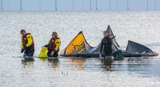 Hulpdiensten rukken groots uit voor persoon te water in Makkum