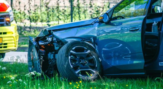 Flinke schade en gewonde bij botsing in Sneek