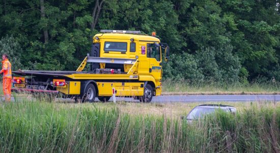 Eenzijdig ongeluk bij Bolsward, auto net niet te water