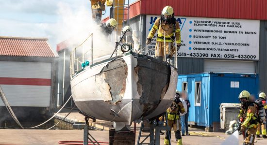 Zeiljacht beschadigd door brand in loods jachthaven Sneek – één persoon naar ziekenhuis