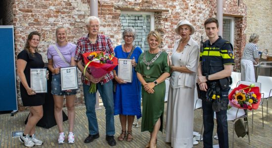 Oorkonde en erepenning voor redders drenkeling in Sneek