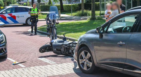 Scooterrijders gewond na botsing met auto