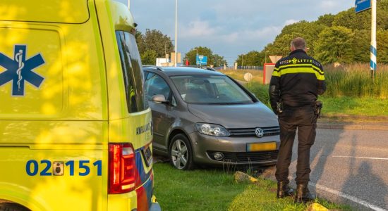 Personenauto schiet naast de weg en belandt op schampblokken