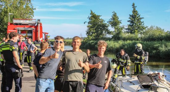 Bootje vliegt in brand in Witmarsum