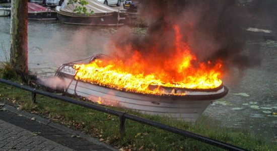 Sloep in lichterlaaie in Bolsward