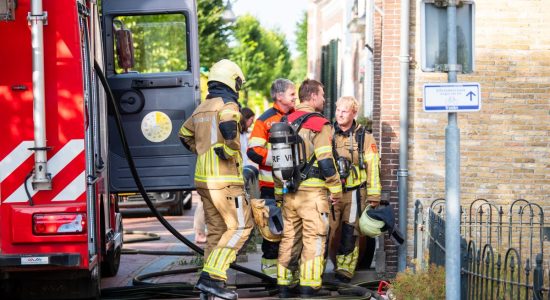Motorfiets gaat in vlammen op tussen twee woningen in Balk
