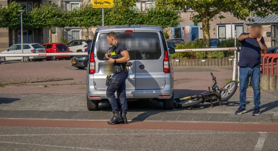Brommerrijder gewond na botsing met een auto in Sneek