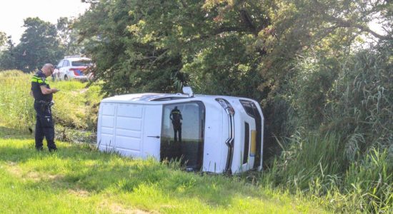 Bestelbus te water bij eenzijdig ongeval in Allingawier