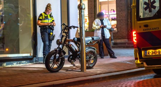 Opzittenden fatbike met schrik vrijgekomen na botsing met Pick-up