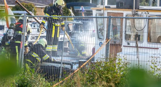 Veel rook bij brand in een schip in Uitwellingerga