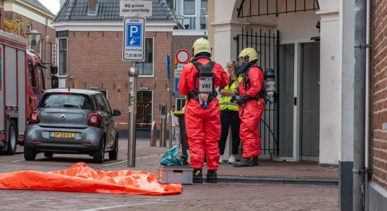 Brandweer in beschermende pakken naar gemeentehuis Sneek na melding verdachte lucht