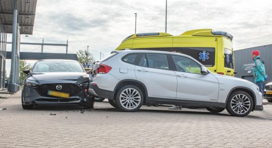 Aanrijding op parkeerplaats Karwei: twee personen nagekeken door ambulancepersoneel