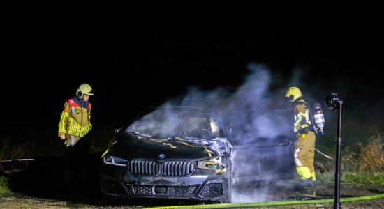 Brandende auto zonder kentekenplaten gevonden op carpoolplaats Witmarsum
