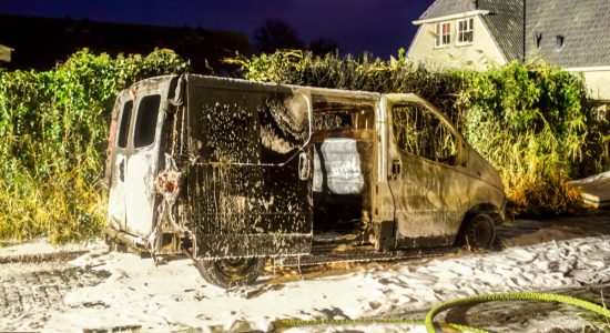 Bestelbus brandt volledig uit in Sneek