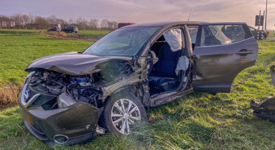 Twee auto’s botsen op N359 bij Parrega; brandweer knipt bestuurster uit voertuig