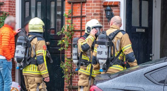 Papier vat vlam op fornuis: brandweer Sneek rukt uit naar Emmastraat