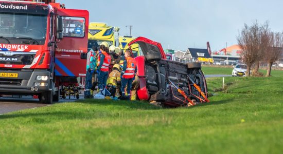 Auto belandt op de kant: bestuurster gewond bij ongeval op N354 bij Woudsend