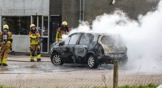 Auto brandt uit nadat bestuurder op tijd stopt bij tankstation Bolsward