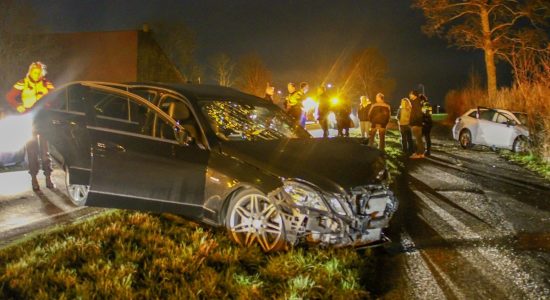 Fors ongeval tussen twee auto’s in Hommerts