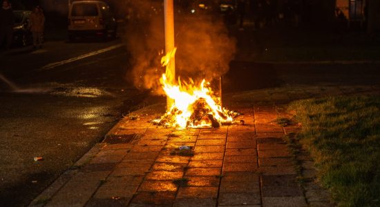 Container uitgebrand op de Suffridusstraat in Sneek