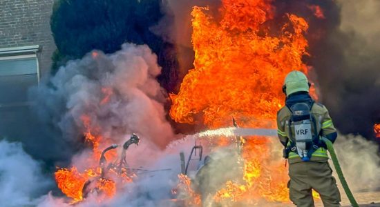 Auto totaal verwoest door brand in Workum