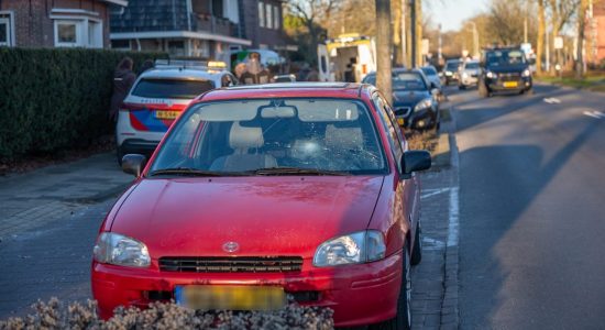 Man geschept door auto in Sneek