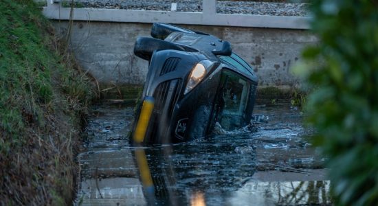 Auto belandt door gladheid in sloot aan Lytse Dyk