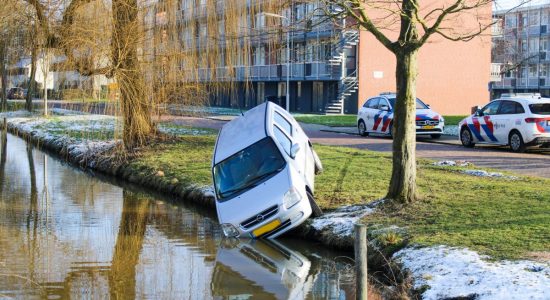 Auto belandt boven sloot in Sneek; Bestuurder gevlucht