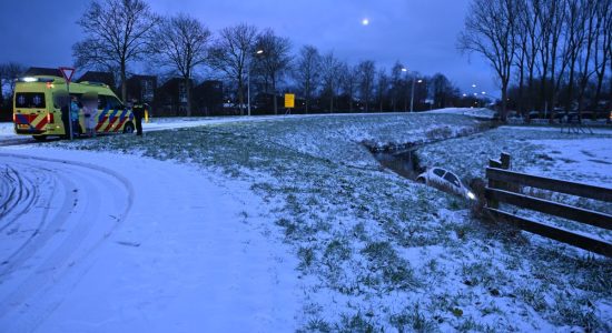 Auto in sloot na glijpartij op rotonde in Sneek