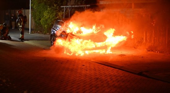 Veel schade aan auto door brand Sneek