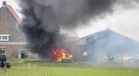 Felle tractorbrand bedreigde stal in Tjerkwerd