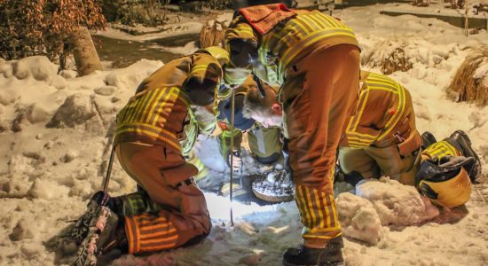 Brandweer moet putdeksels zoeken in sneeuw na melding vreemde lucht in Bolsward