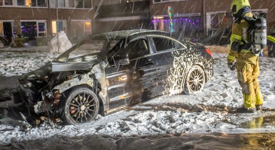 Mercedes verwoest bij autobrand in Sneek, voertuig eerder al doelwit van brandpoging