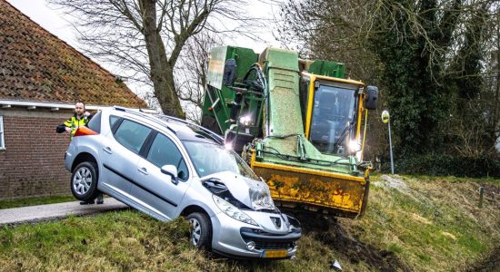 Auto en voermengwagen botsen in Abbega