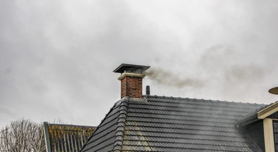 Veel rookontwikkeling bij schoorsteenbrand in Hartwerd