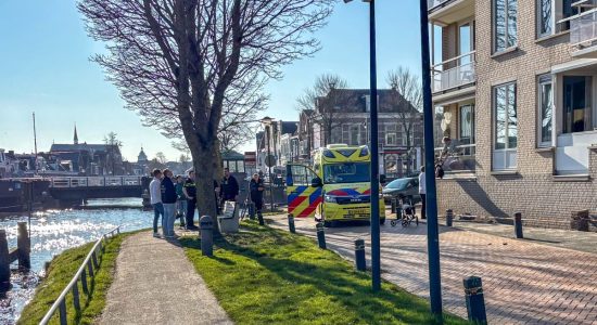 Man met rollator belandt in water, omstanders grijpen direct in